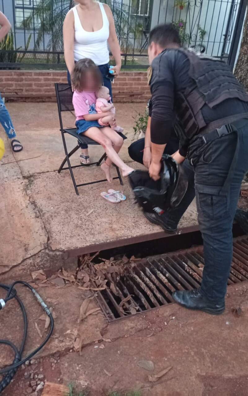 Tensión en Garupá: una niña quedó atrapada en una boca de tormenta y fue rescatada sin lesiones imagen-8