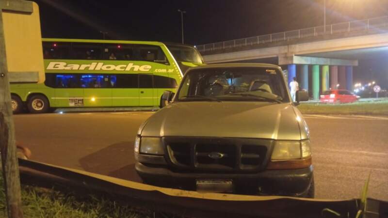 Colisión entre colectivo y camioneta en el Acceso Sur: un menor fue trasladado para observación imagen-2