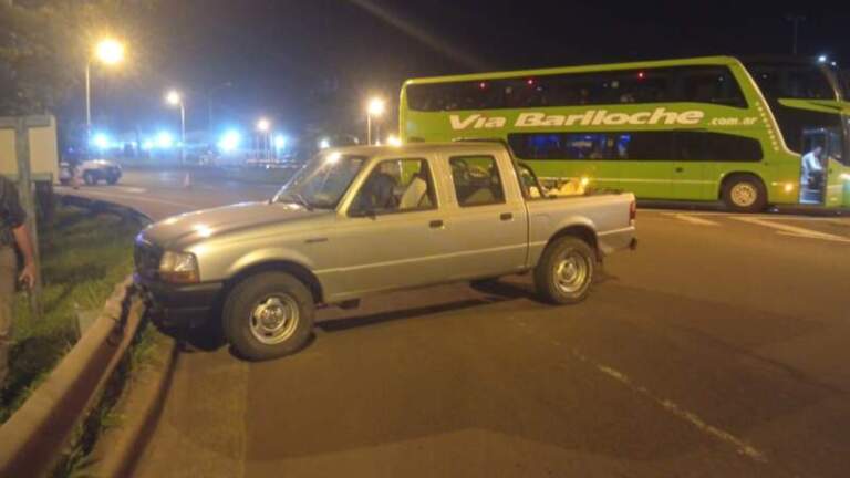 Colisión entre colectivo y camioneta en el Acceso Sur: un menor fue trasladado para observación imagen-19