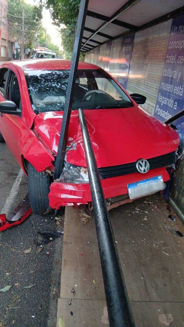 Un auto despistó y terminó sobre la vereda del ex hotel Savoy, los ocupantes del vehículo se fugaron imagen-2