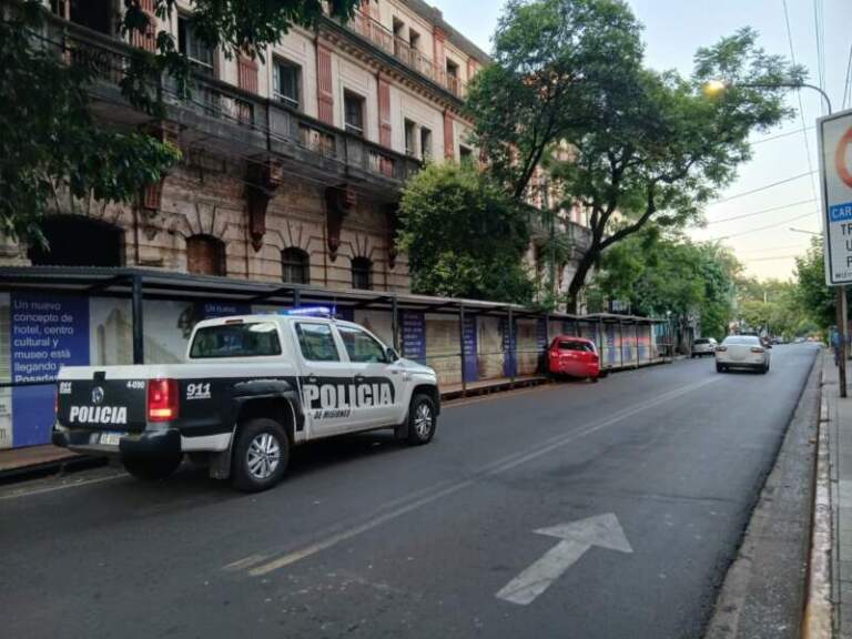 Un auto despistó y terminó sobre la vereda del ex hotel Savoy, los ocupantes del vehículo se fugaron imagen-39