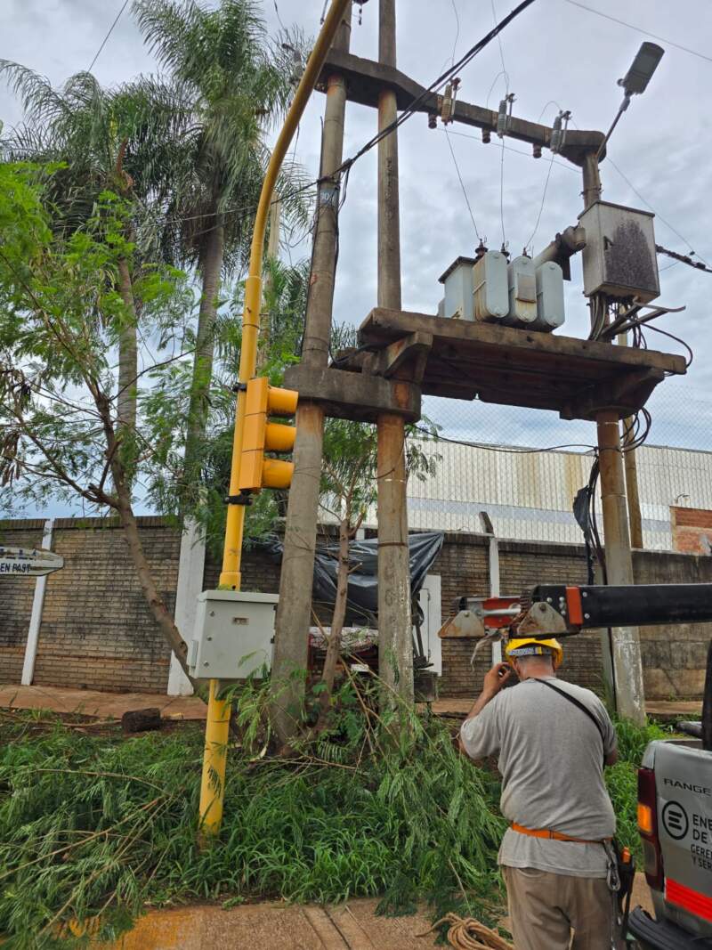 Continúa el trabajo de Energía de Misiones por el alerta meteorológico 9 Continúa el trabajo de Energía de Misiones por el alerta meteorológico imagen-8