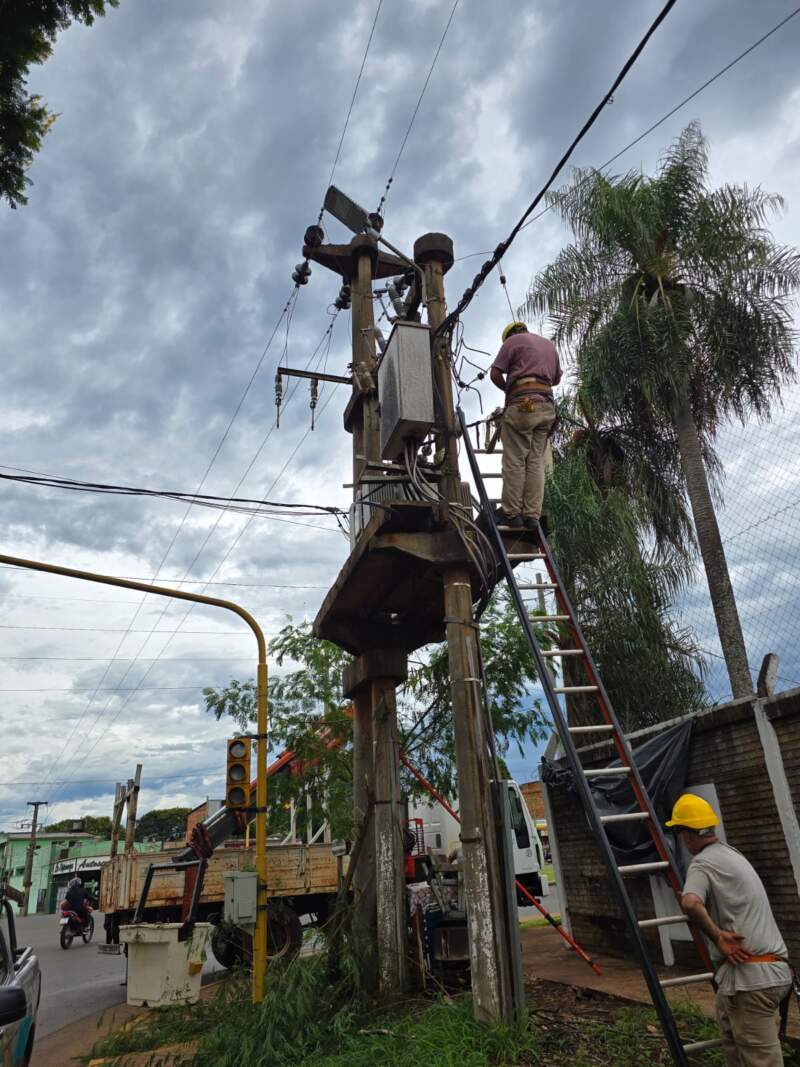 Continúa el trabajo de Energía de Misiones por el alerta meteorológico 7 Continúa el trabajo de Energía de Misiones por el alerta meteorológico imagen-6