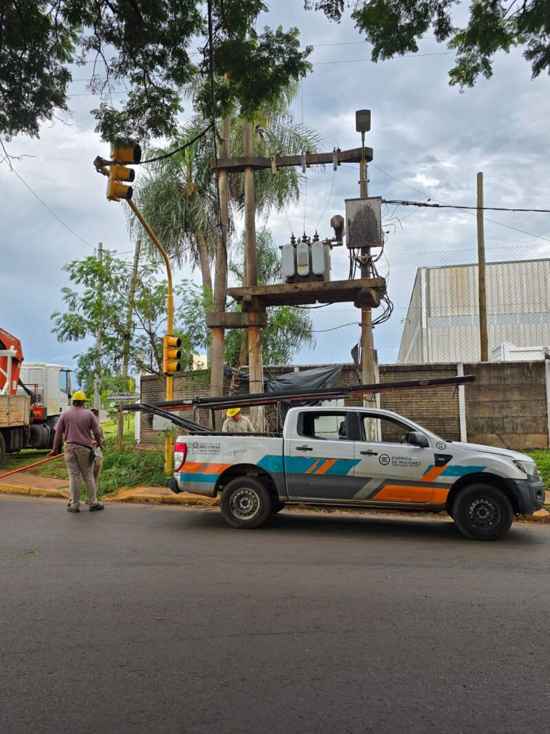 Continúa el trabajo de Energía de Misiones por el alerta meteorológico 5 Continúa el trabajo de Energía de Misiones por el alerta meteorológico imagen-4