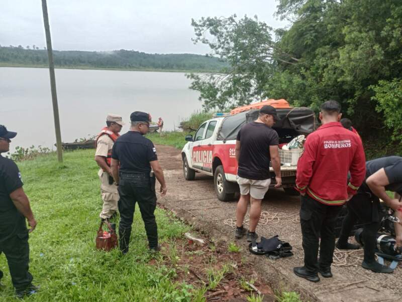 Buscan a un hombre desaparecido tras el vuelco de una canoa en el río Paraná imagen-6