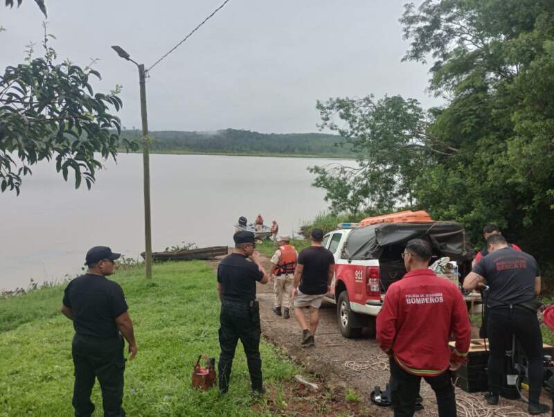 Buscan a un hombre desaparecido tras el vuelco de una canoa en el río Paraná Buscan a un hombre desaparecido tras el vuelco de una canoa en el río Paraná imagen-11