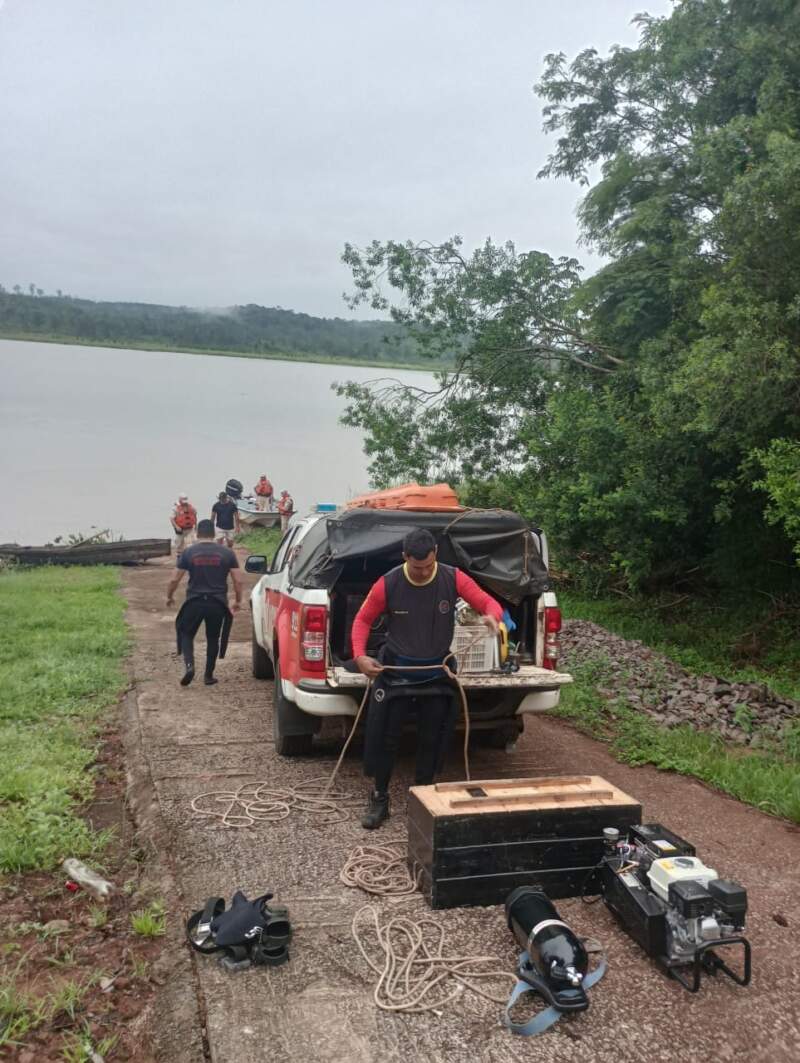 Buscan a un hombre desaparecido tras el vuelco de una canoa en el río Paraná imagen-4