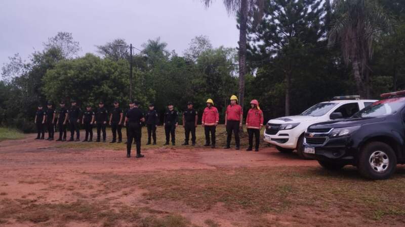 Buscan a un hombre desaparecido tras el vuelco de una canoa en el río Paraná imagen-8