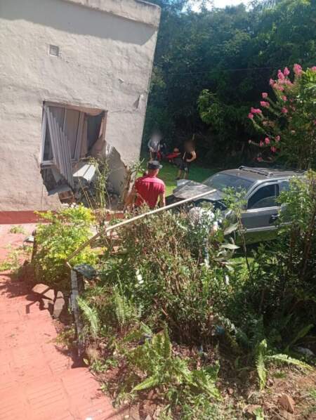 Una mujer resultó lesionada tras perder el control de su vehículo en Oberá imagen-5