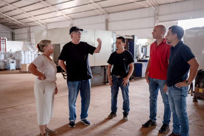 Passalacqua recorrió la planta procesadora de bambú de Wenphoenix en el Parque Industrial de Apóstoles imagen-8