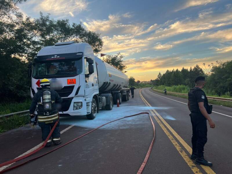 Controlaron un principio de incendio en un camión que transportaba gas propano sobre la Ruta Nacional 14 imagen-4