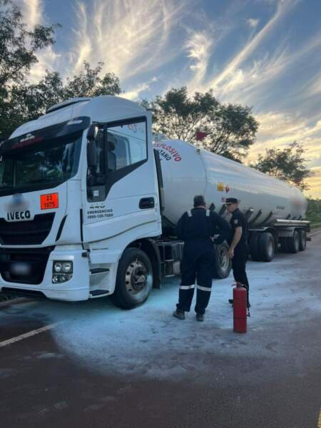 Controlaron un principio de incendio en un camión que transportaba gas propano sobre la Ruta Nacional 14 imagen-5