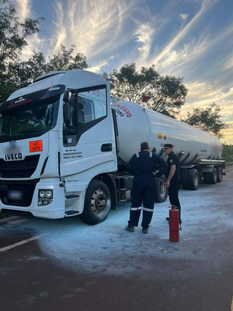 Controlaron un principio de incendio en un camión que transportaba gas propano sobre la Ruta Nacional 14 imagen-12