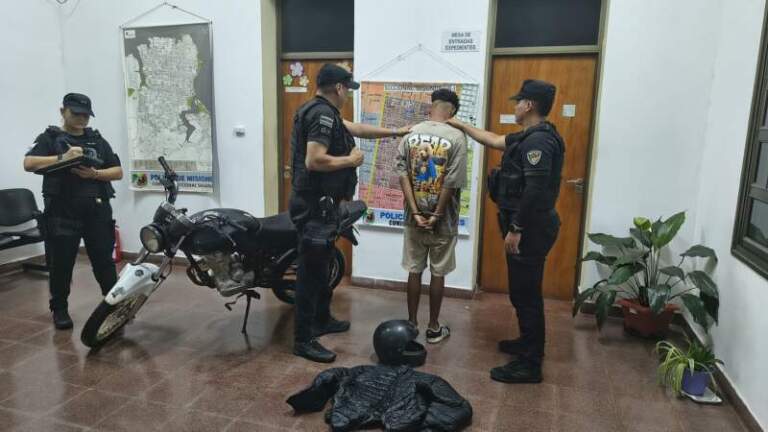 Detuvieron a un joven por el robo a un vehículo en Posadas Detuvieron a un joven por el robo a un vehículo en Posadas imagen-38