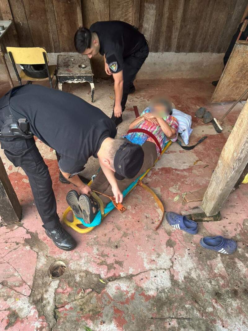 Policías asistieron a una mujer con fuertes dolores en una zona rural de Pozo Azul imagen-2