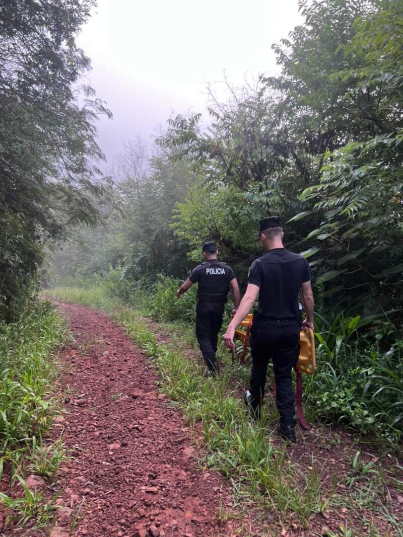 Policías asistieron a una mujer con fuertes dolores en una zona rural de Pozo Azul imagen-4