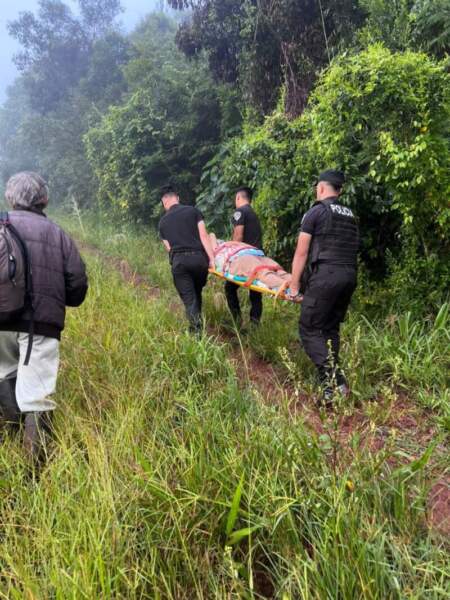 Policías asistieron a una mujer con fuertes dolores en una zona rural de Pozo Azul imagen-9