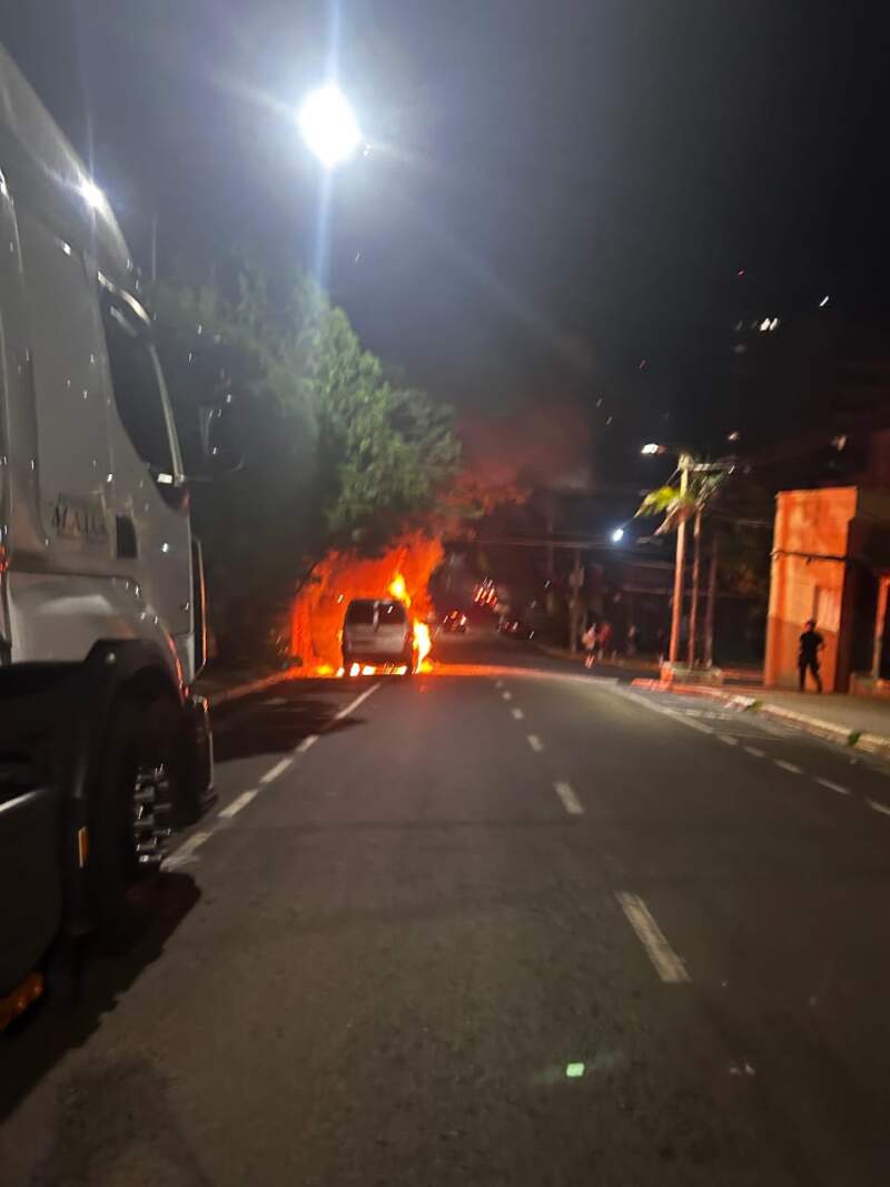 Falla mecánica provocó el incendio de un vehículo en el centro de Posadas imagen-2