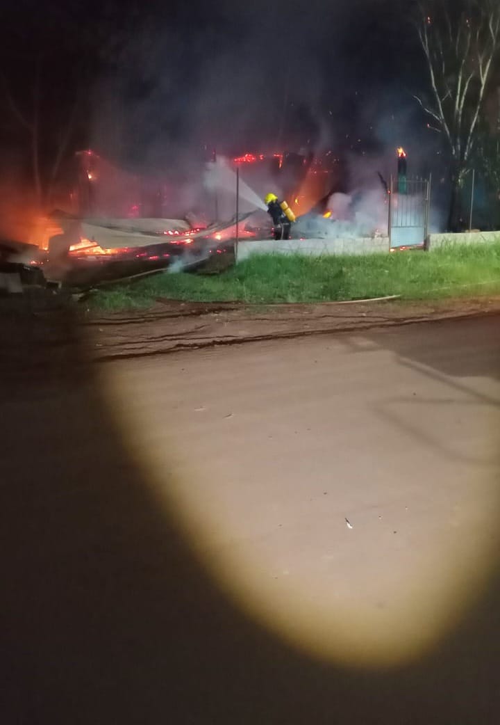 Un voraz incendio destruyó por completo una vivienda en Eldorado imagen-2
