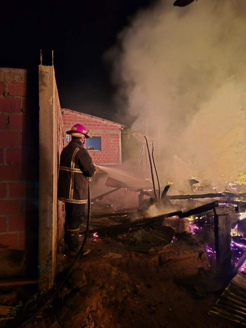 Incendio destruyó por completo una vivienda en Bernardo de Irigoyen imagen-2