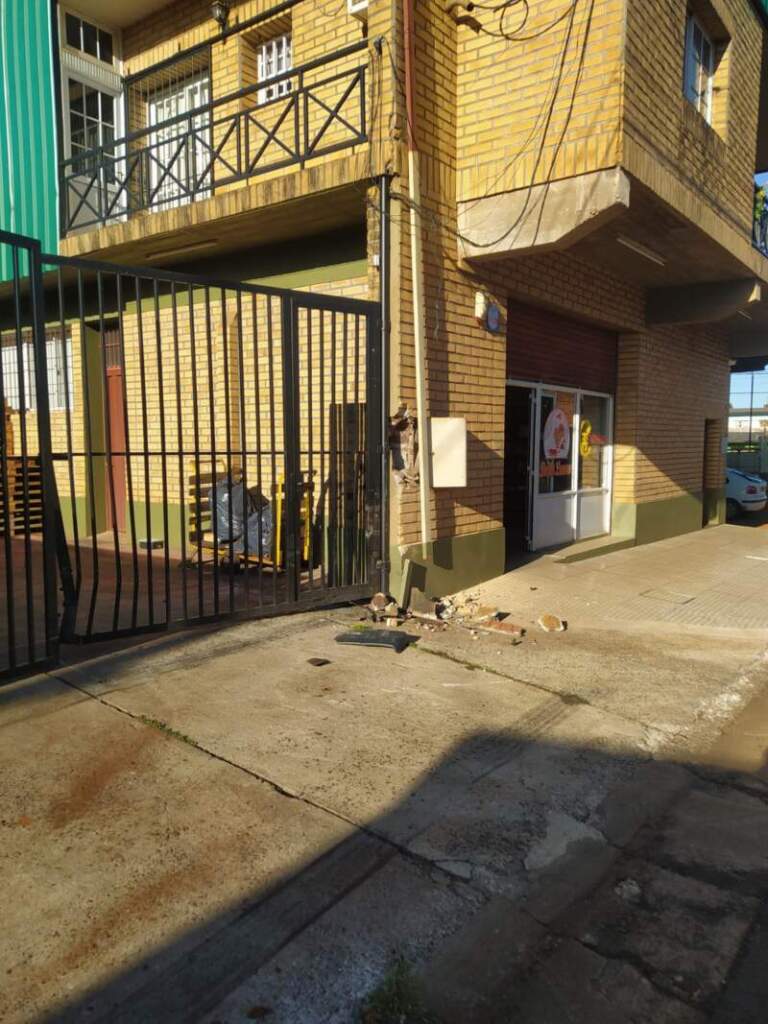 Conductor de un camión recolector de residuos se descompensó, despistó y chocó contra un muro de un comercio obereño imagen-22