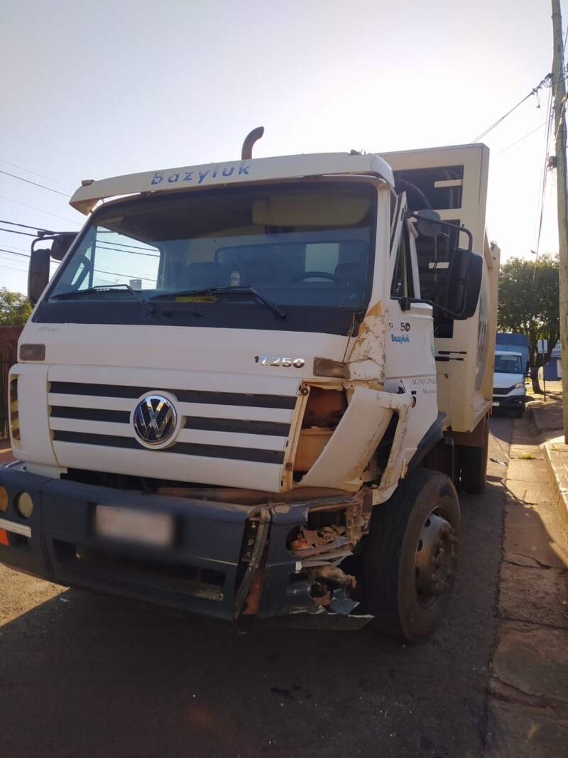 Conductor de un camión recolector de residuos se descompensó, despistó y chocó contra un muro de un comercio obereño imagen-2