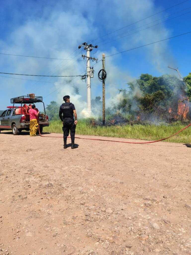 Bomberos sofocaron un incendio de malezas en el acceso a Teyú Cuaré imagen-25