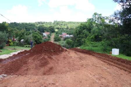 El Municipio de Alem ejecuta mejoras viales en la calle Camba Cuá imagen-2