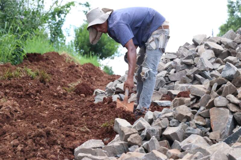 El Municipio de Alem ejecuta mejoras viales en la calle Camba Cuá 3 El Municipio de Alem ejecuta mejoras viales en la calle Camba Cuá imagen-2