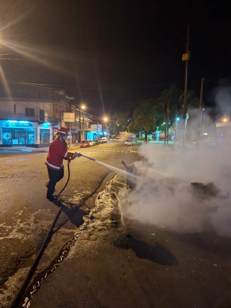 Registrado por cámaras: detuvieron al responsable del incendio de contenedores en Oberá 5 Registrado por cámaras: detuvieron al responsable del incendio de contenedores en Oberá imagen-4