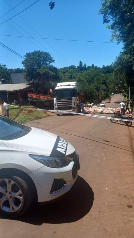 Volcó un camión de cerveza en Oberá y la carga cayó sobre una casa, los vecinos aprovecharon la situación y saquearon la mercadería Volcó un camión de cerveza en Oberá y la carga cayó sobre una casa, los vecinos aprovecharon la situación y saquearon la mercadería imagen-4