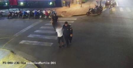 Durante la madrugada y en pleno microcentro posadeño intentaba vender un televisor de 42´ de dudosa procedencia imagen-5