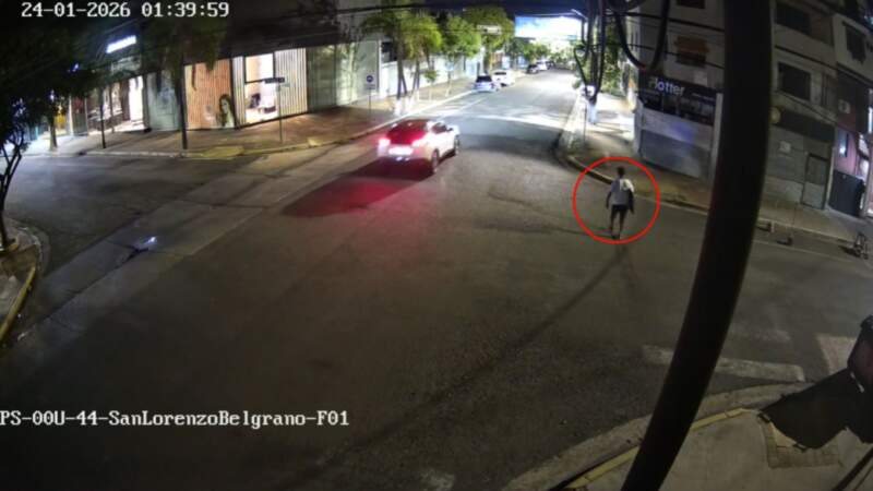 Durante la madrugada y en pleno microcentro posadeño intentaba vender un televisor de 42´ de dudosa procedencia imagen-2
