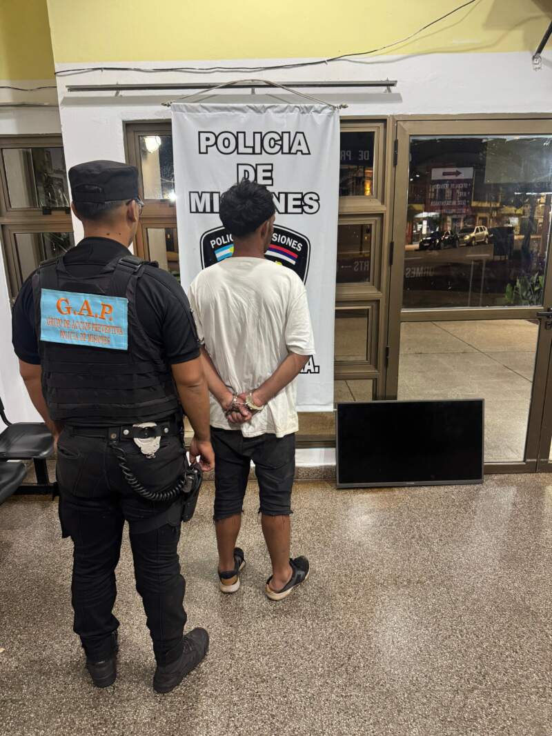 Durante la madrugada y en pleno microcentro posadeño intentaba vender un televisor de 42´ de dudosa procedencia imagen-4