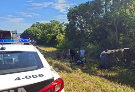 Un auto terminó volcado en la banquina de la Ruta Nacional 12 tras un despiste en Eldorado imagen-4