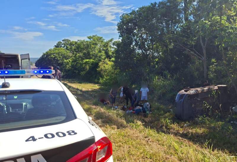 Un auto terminó volcado en la banquina de la Ruta Nacional 12 tras un despiste en Eldorado imagen-7