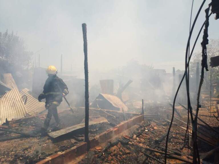 Posadas: incendio destruyó unas siete casas en el barrio Oleritos imagen-14