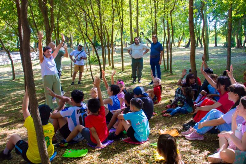 Con la plantación de árboles, se celebró el Día Mundial de la Reducción de Emisiones de CO₂ en la Capital Provincial del Aire Puro imagen-6