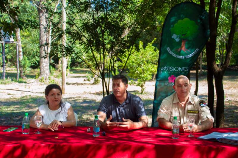 Con la plantación de árboles, se celebró el Día Mundial de la Reducción de Emisiones de CO₂ en la Capital Provincial del Aire Puro imagen-10