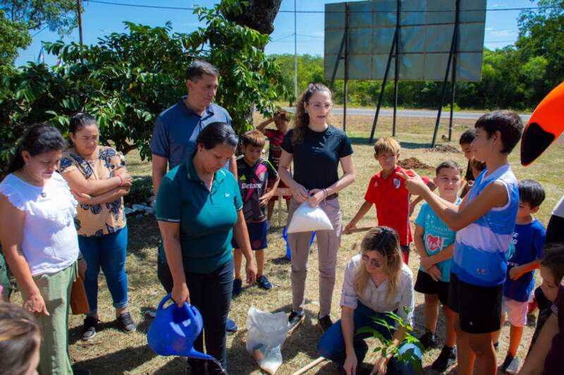 Con la plantación de árboles, se celebró el Día Mundial de la Reducción de Emisiones de CO₂ en la Capital Provincial del Aire Puro imagen-18