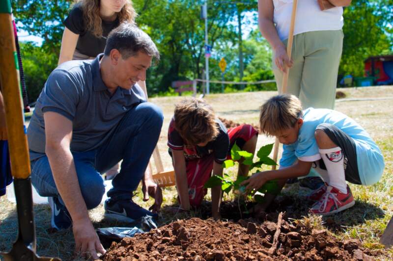 Con la plantación de árboles, se celebró el Día Mundial de la Reducción de Emisiones de CO₂ en la Capital Provincial del Aire Puro imagen-6