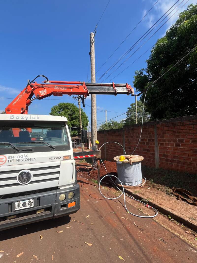 Puerto Iguazú: vinculan líneas desde las Estaciones Transformadoras para mejorar la distribución eléctrica en los barrios imagen-12