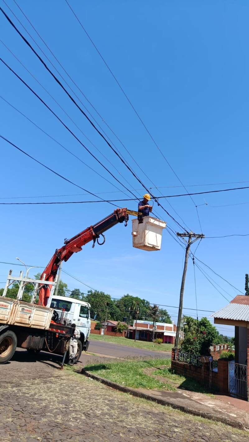 Puerto Iguazú: vinculan líneas desde las Estaciones Transformadoras para mejorar la distribución eléctrica en los barrios imagen-10