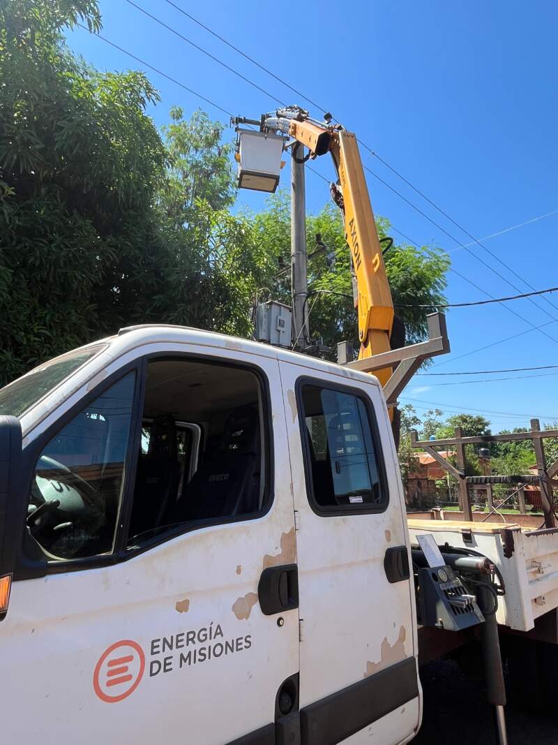 Puerto Iguazú: vinculan líneas desde las Estaciones Transformadoras para mejorar la distribución eléctrica en los barrios imagen-8