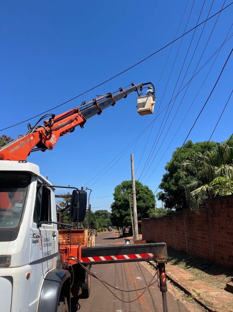 Puerto Iguazú: vinculan líneas desde las Estaciones Transformadoras para mejorar la distribución eléctrica en los barrios imagen-2