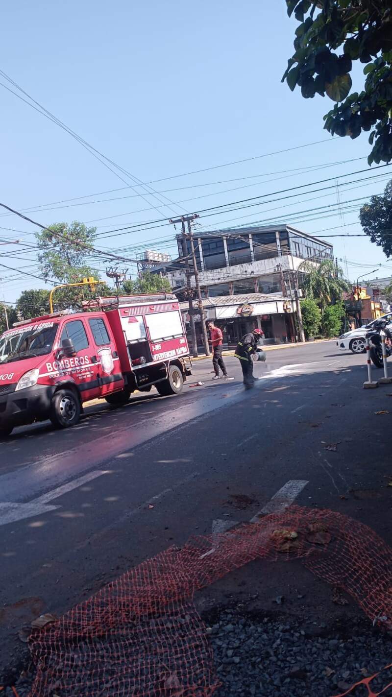 Posadas: despiste de motocicleta por aceite derramado dejó dos personas lesionadas 3 Posadas: despiste de motocicleta por aceite derramado dejó dos personas lesionadas imagen-2