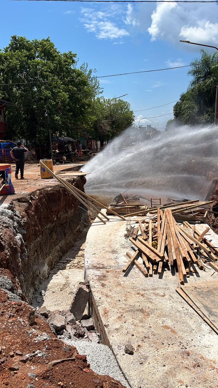Empresa que trabaja en obras del arroyo Itá rompió el acueducto de Zona Oeste Empresa que trabaja en obras del arroyo Itá rompió el acueducto de Zona Oeste imagen-6