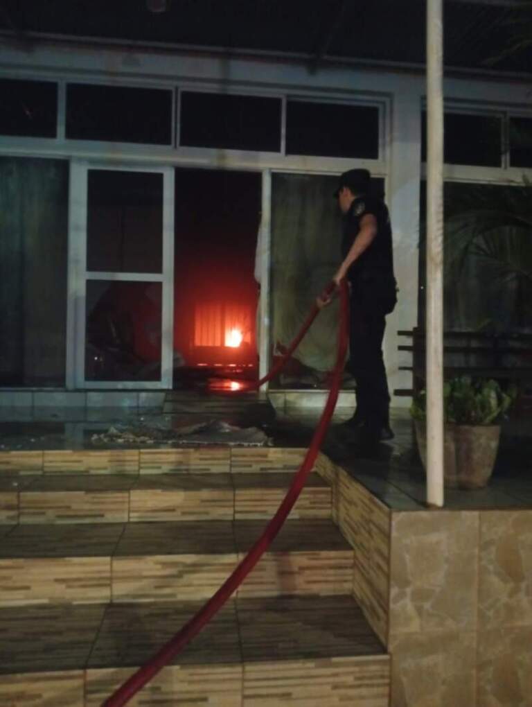 En plena madrugada, Bomberos extinguen incendio parcial de una funeraria de El Soberbio imagen-51