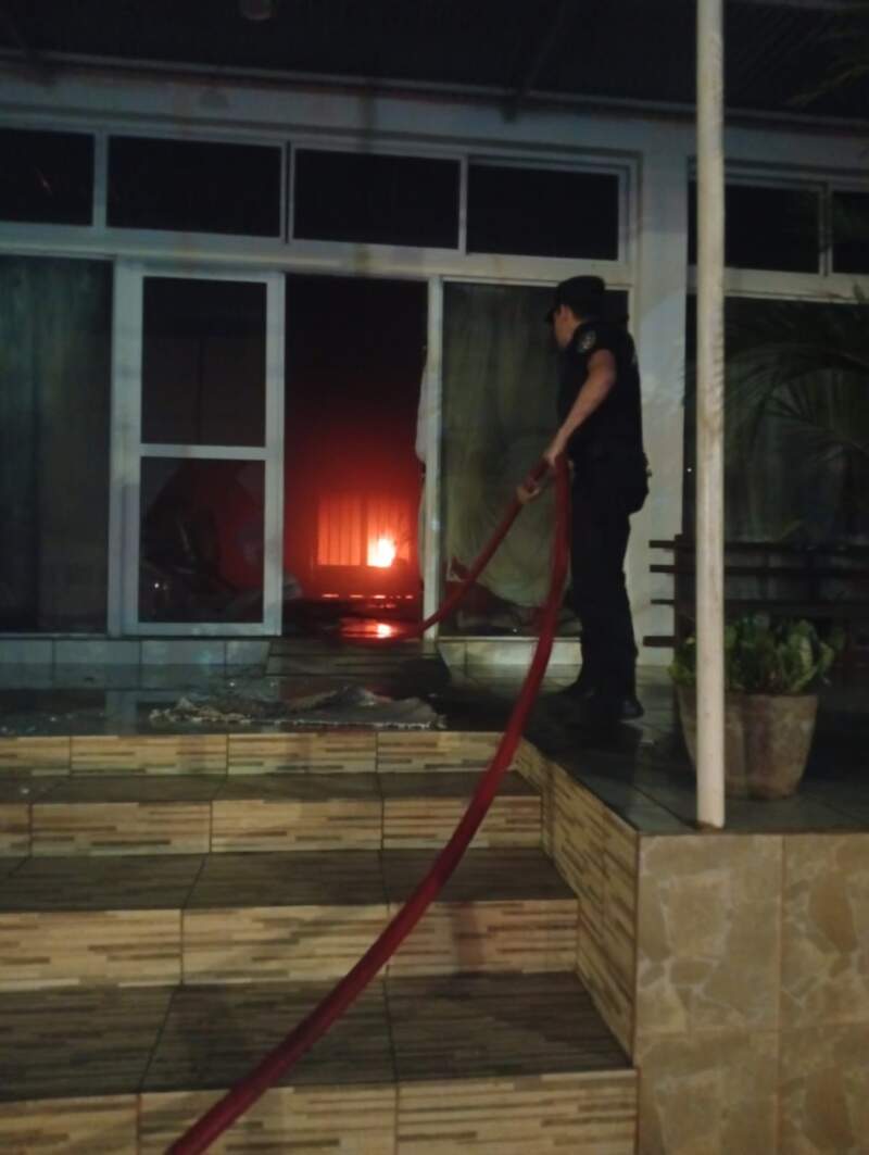 En plena madrugada, Bomberos extinguen incendio parcial de una funeraria de El Soberbio imagen-6