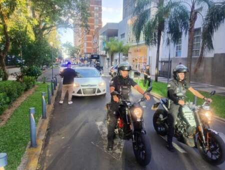 Ubicaron el vehículo que se había fugado tras un siniestro vial en el Acceso Oeste y detuvieron a su conductor que dejó abandonada en grave estado a una motociclista Ubicaron el vehículo que se había fugado tras un siniestro vial en el Acceso Oeste y detuvieron a su conductor que dejó abandonada en grave estado a una motociclista imagen-4